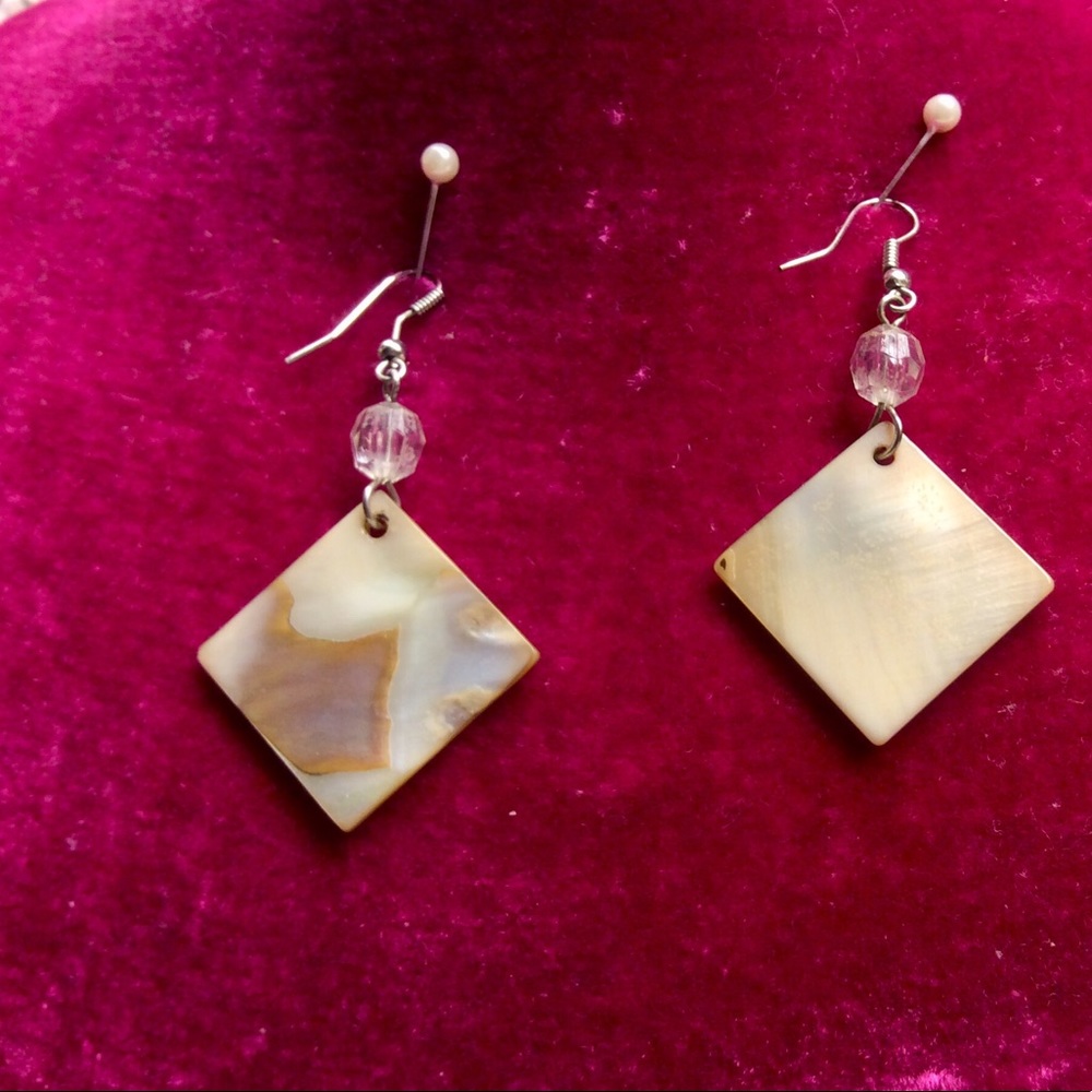 Shell earrings w.glass bead